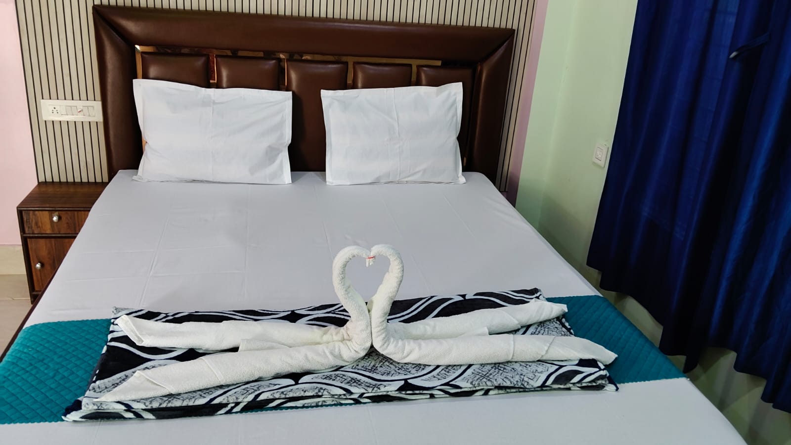 Honeymoon Suite with Swan Towels